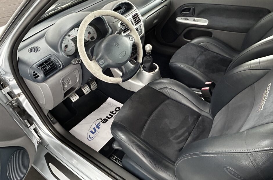 Renault Clio V6 3.0 Sport