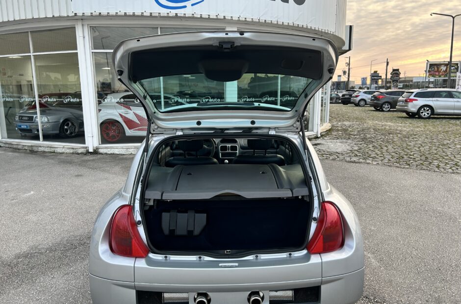 Renault Clio V6 3.0 Sport