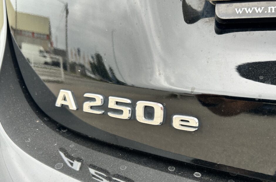 Mercedes-Benz A 250 e AMG Line (IVA DEDUTÍVEL)