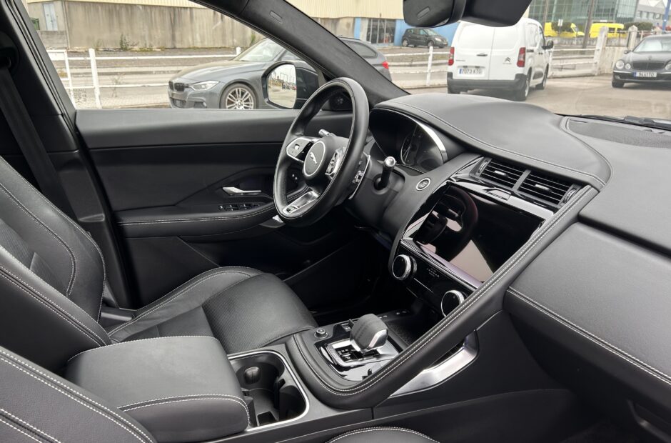 Jaguar E-PACE P300-e Plug-in Hybrid R-Dynamique S AWD