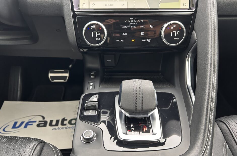 Jaguar E-PACE P300-e Plug-in Hybrid R-Dynamique S AWD